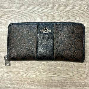 Coach clutch. Good condition. Normal wear and tear on the interior.